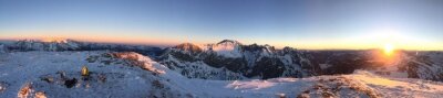 Papier peint  Paysage de montagne hivernal avec lever de soleil