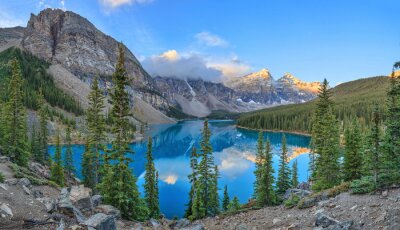 Paysage de montagnes avec un lac turquoise