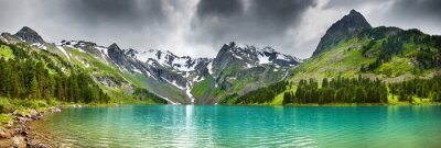 Paysage de montagnes, lac et ciel