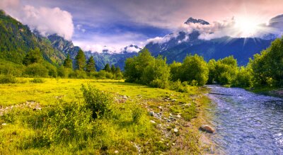 Paysage fantastique avec une rivière bleue dans les montagnes