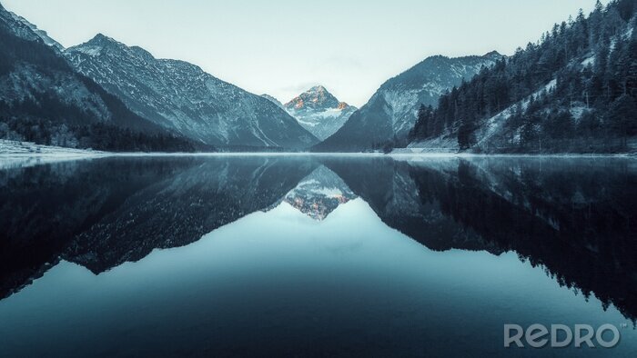 Papier peint  Paysage hivernal avec un lac de montagne