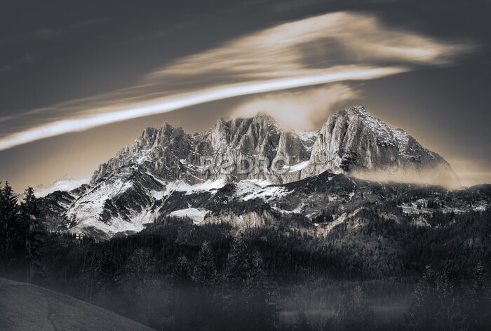 Papier peint  Paysage montagneux en noir et blanc dans la brume