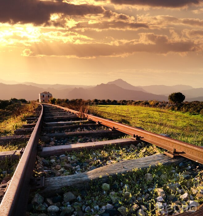 Papier peint  paysage pour une ancienne voie ferrée abandonnée au coucher du soleil