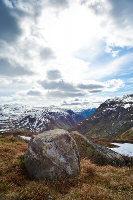 Paysage scandinave avec des montagnes