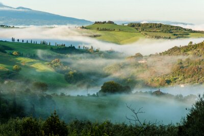 Paysage typique de la Toscane dans la brume du matin
