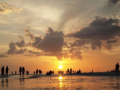 Papier peint  Personnes sur la plage au coucher du soleil