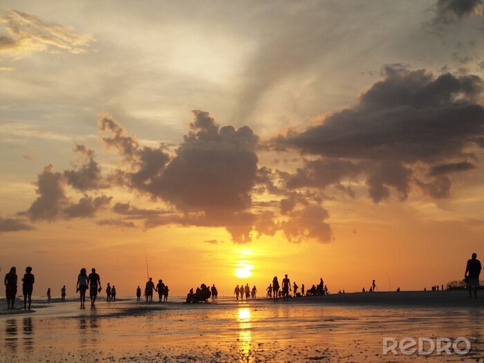 Papier peint  Personnes sur la plage au coucher du soleil