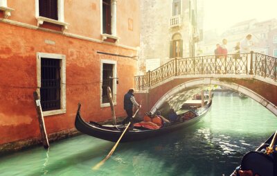 Papier peint  Petit pont sur un canal à Venise