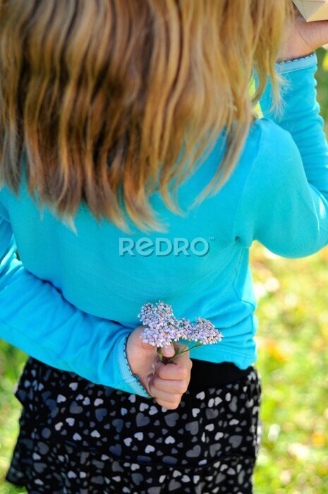 Papier peint  petite fille AVEC des fleurs cachées dans Le dos