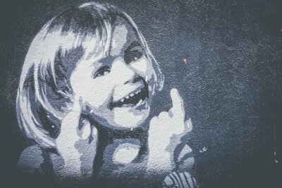 Papier peint  Petite fille sur un graffiti
