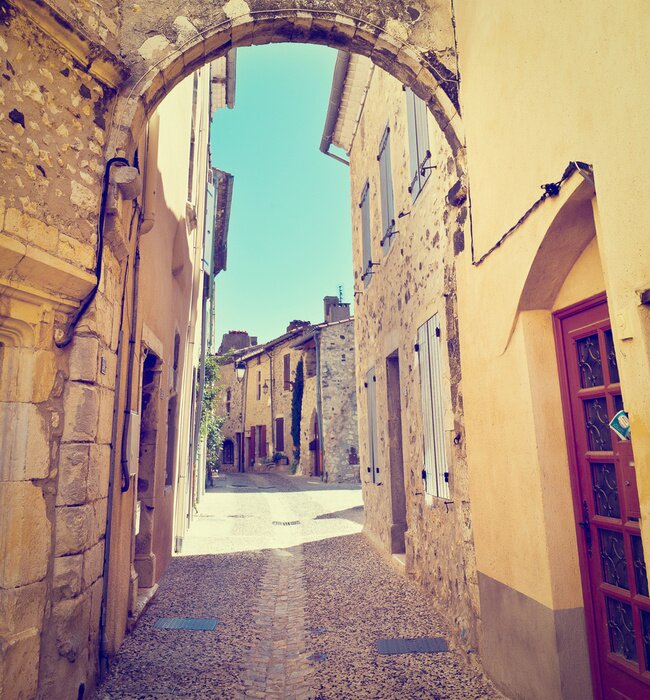 Papier peint  Petite ruelle ciel dégagé