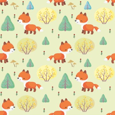 Petits renards parmi les arbres verts