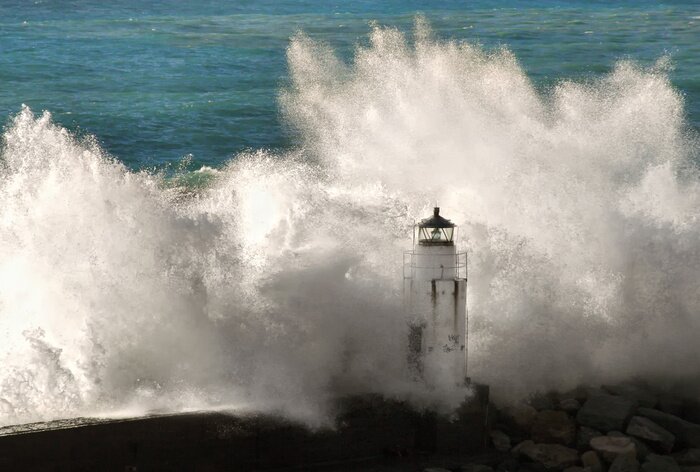 Papier peint  Phare au milieu des vagues blanches