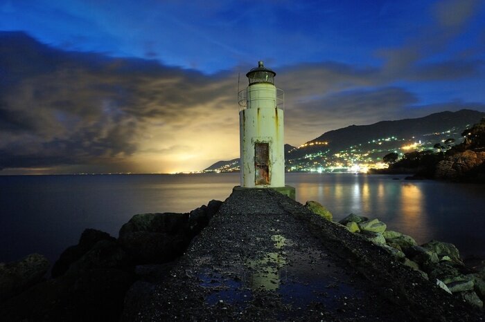 Papier peint  Phare dans une baie illuminée