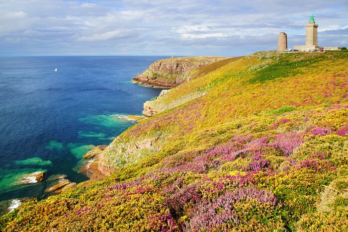 Papier peint  Phare dans une clairière colorée