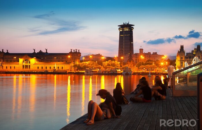 Papier peint  Phare maritime imposant dans un port
