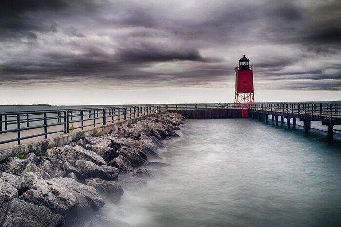 Papier peint  Phare rouge près d'une passerelle