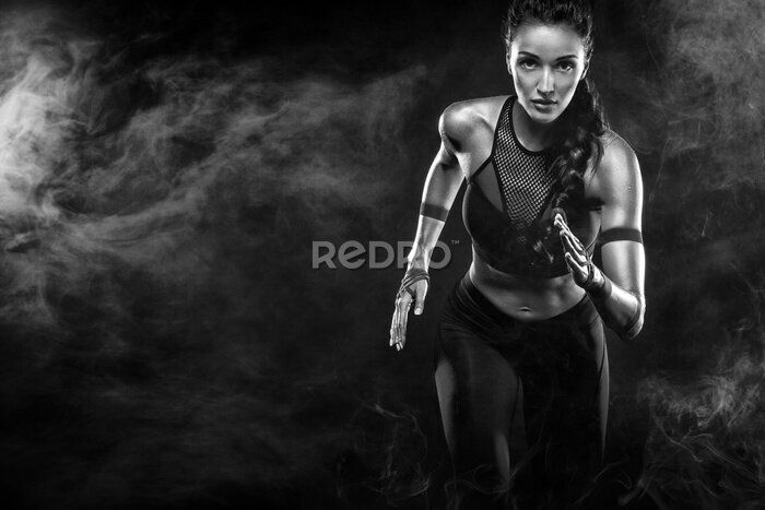 Papier peint  Photo en noir et blanc d'une femme qui court