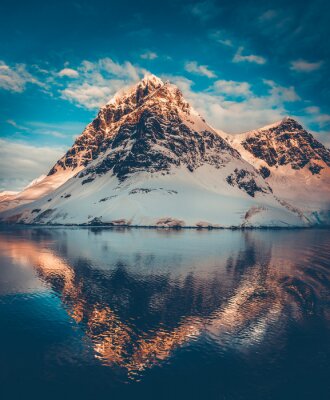 Photographie d'une montagne se reflétant dans l'eau