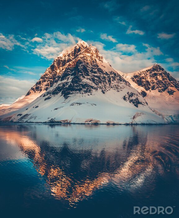 Papier peint  Photographie d'une montagne se reflétant dans l'eau