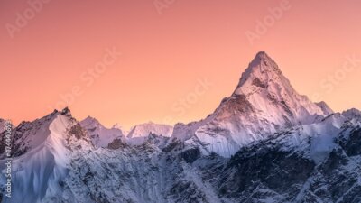 Papier peint  Pic de l'Ama Dablam ciel rose et montagnes enneigées au Népal