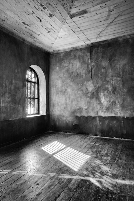 Papier peint  Pièce en pierre avec une fenêtre