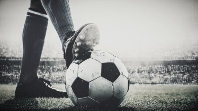 Papier peint  Pieds de joueur de football marchent sur le ballon de football pour le coup d'envoi dans le stade noir et blanc