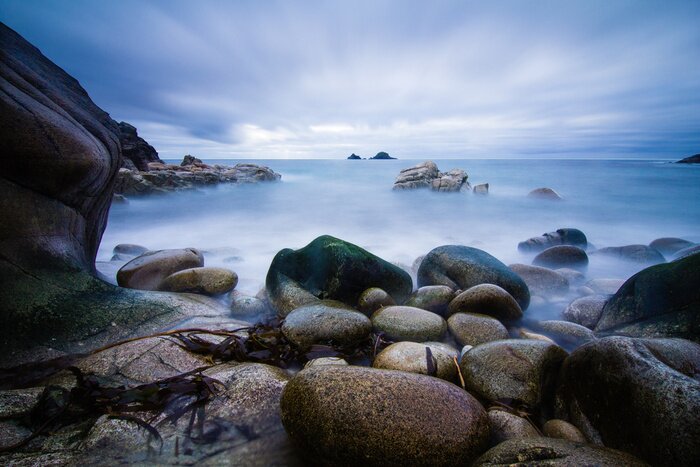 Papier peint  Pierres dans la brume au bord de la mer