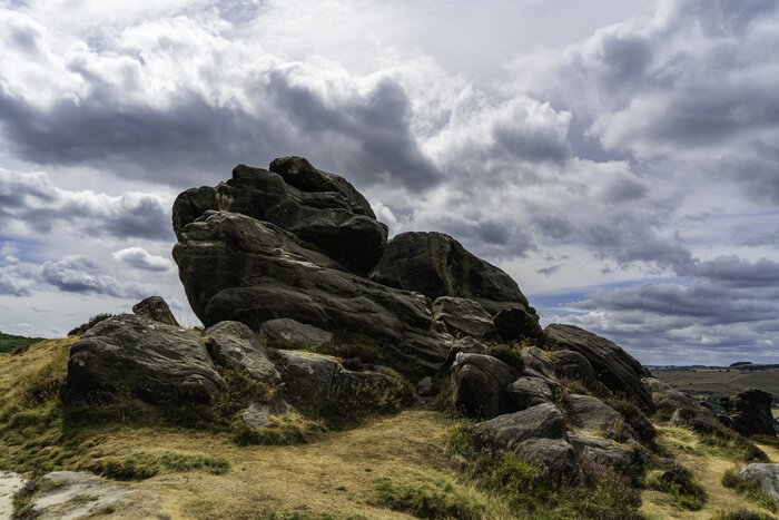 Papier peint  Pierres sur un fond de ciel nuageux