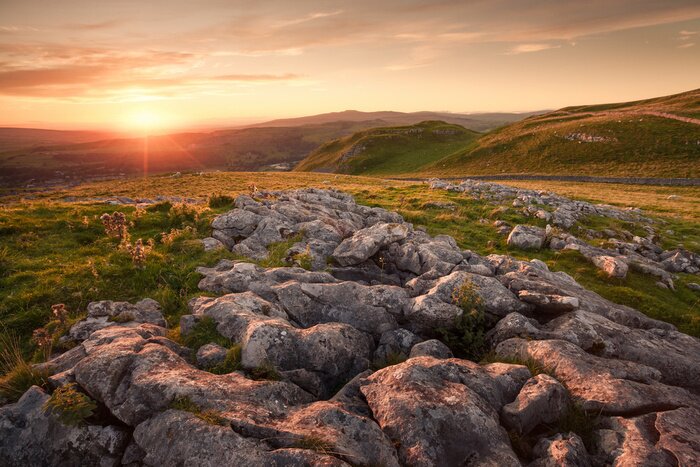 Papier peint  Pierres sur un fond de paysage