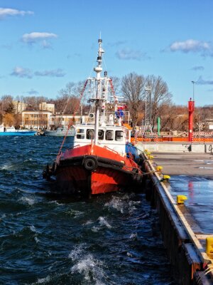 Papier peint  Pilot bateau à quai à quai sur le port de Gdynia, Pologne.