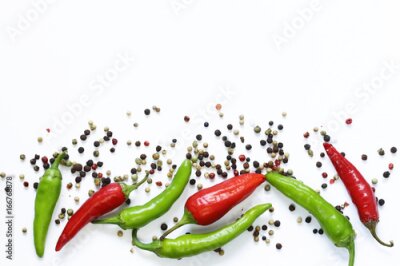 Papier peint  Piments et grains de poivre sur fond blanc