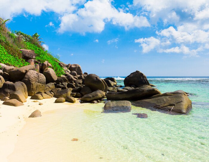 Papier peint  Plage avec des pierres et une mer claire