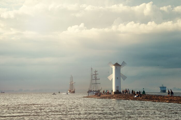 Papier peint  Plage et moulin à vent sur la jetée