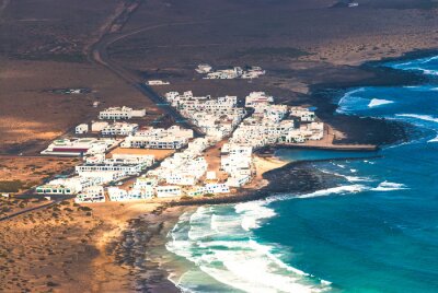 Plage et ville sur les îles Canaries