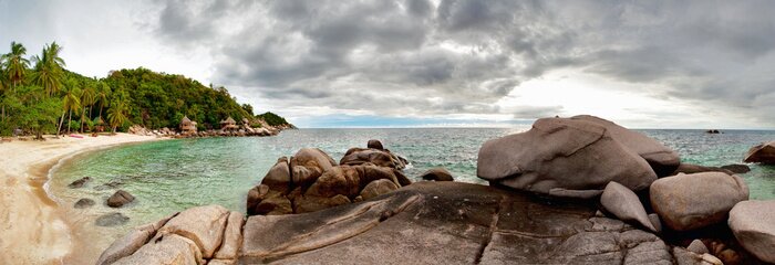 Papier peint  Plage tropicale sous un ciel sombre. Thaïlande. Panorama cousu