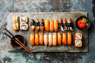 Papier peint  Plat de sushis sur un plateau en ardoise