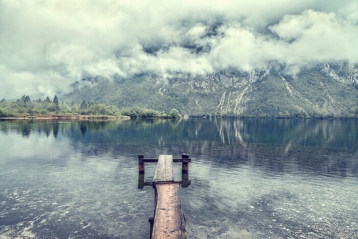 Papier peint  Plate-forme et montagnes dans les nuages