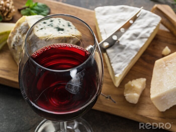 Papier peint  Plateau de fromage et vin rouge