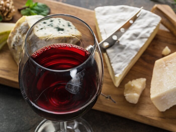 Papier peint  Plateau de fromage et vin rouge
