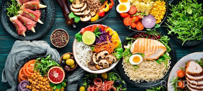 Papier peint  Plats sains sur une table en bois