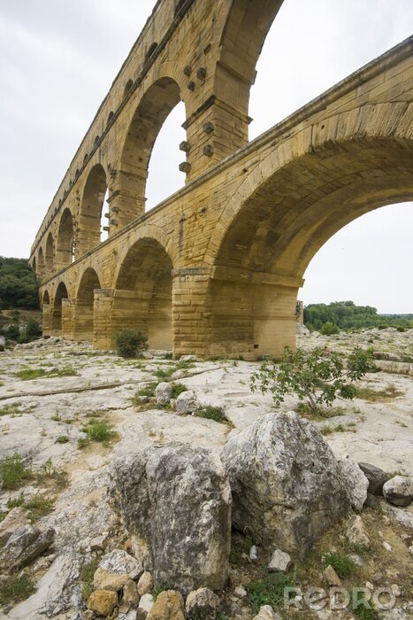 Papier peint  Pont de brique sur les rochers