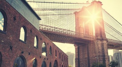 Pont de Brooklyn au coucher du soleil avec évasement de lentille, tonification de couleur appliquée, New York City, USA.