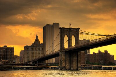 Pont de Brooklyn nuageux au coucher du soleil