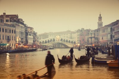 Pont du Rialto et gondoles lors d'une soirée d'automne brumeux à Venise.