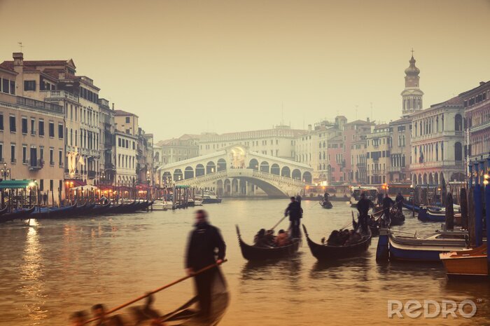 Papier peint  Pont du Rialto et gondoles lors d'une soirée d'automne brumeux à Venise.