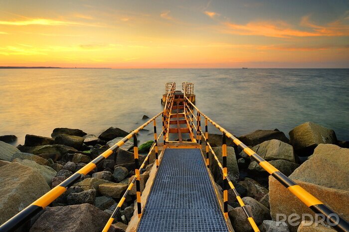 Papier peint  Pont en acier sur les rochers