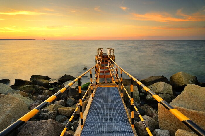 Papier peint  Pont en acier sur les rochers