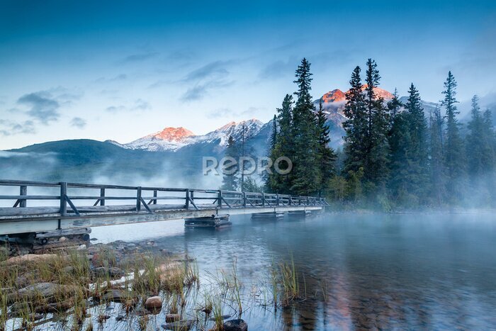 Papier peint  Pont en bois au-dessus d'un lac parmi les montagnes