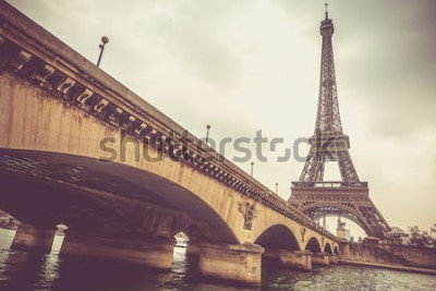 Papier peint  Pont et la Tour Eiffel un jour de pluie